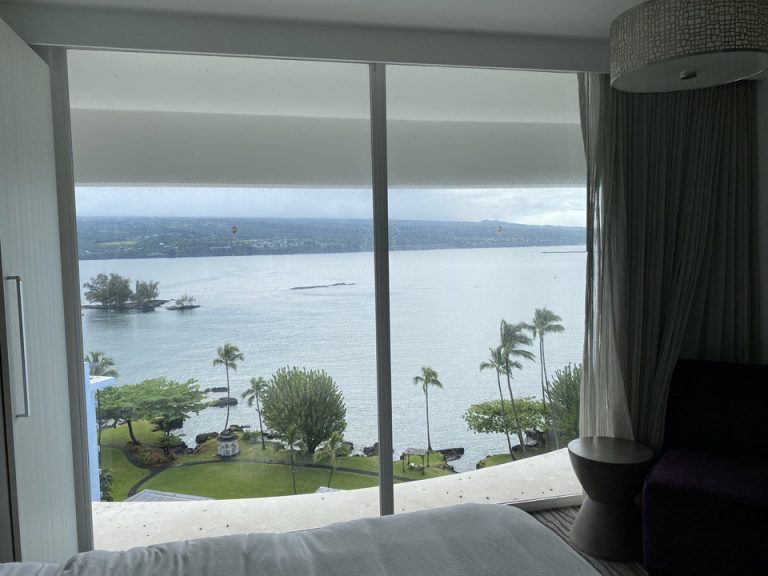 ベッドサイドには窓との間にヨガマットをひけるスペースがあり連日景色を楽しみながらワークアウトできました