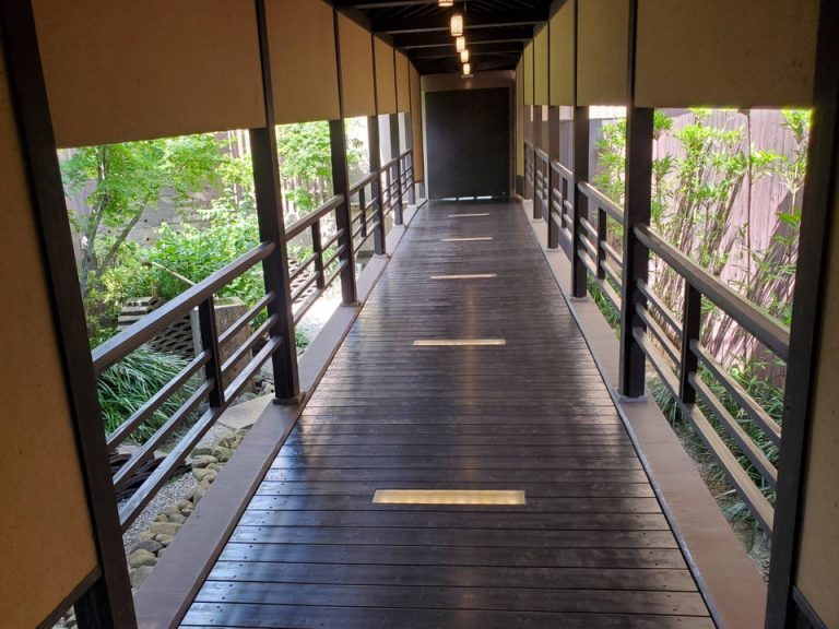 渡り廊下も風情があり良い雰囲気