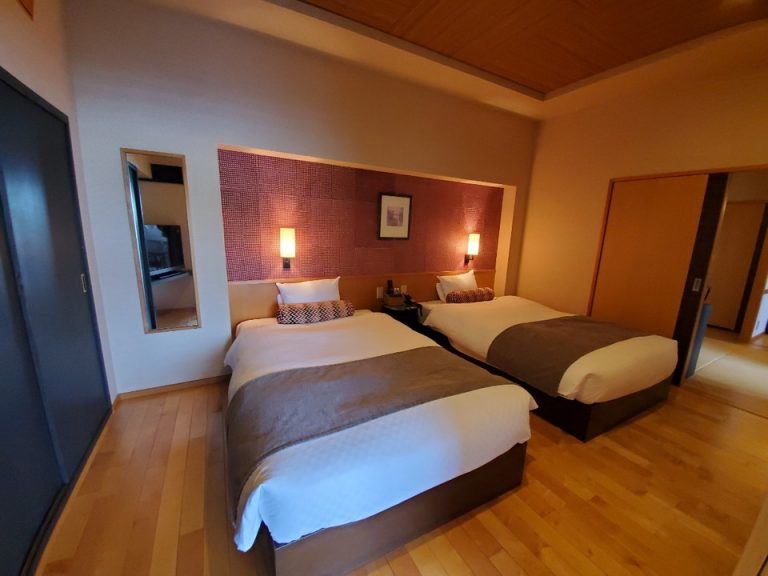 ベッドルーム、客室入り口側、洗面所とつながってます