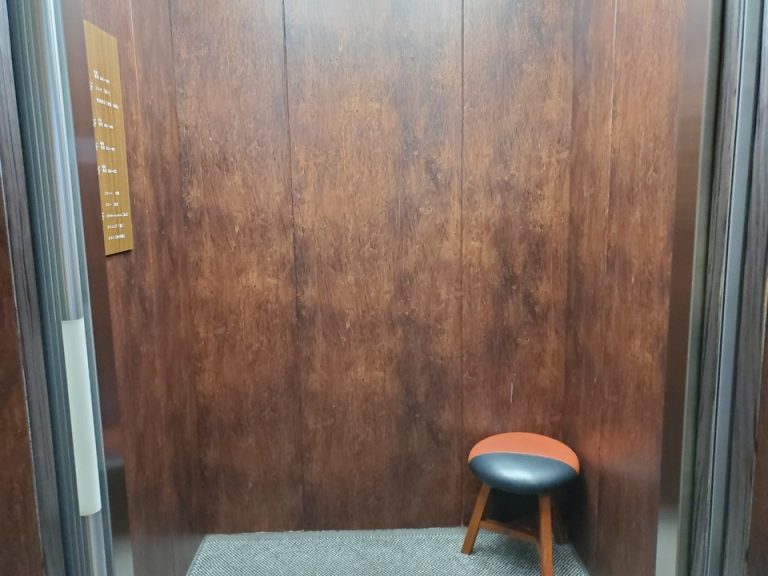 エレベーターはこじんまりですが椅子有