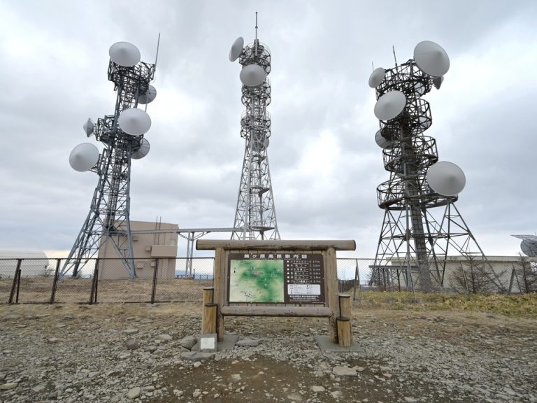 ホテル横の電波塔