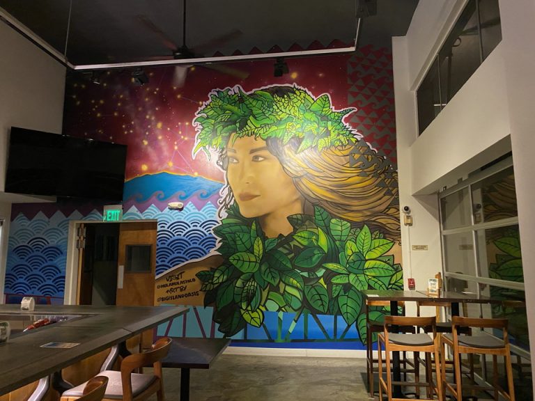 閉店後に撮影したレストラン壁にかかれた美しい絵