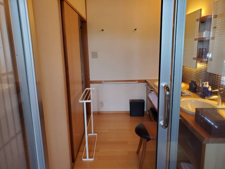 露天風呂側から洗面所