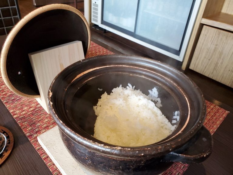 ご飯は土鍋で炊かれていました