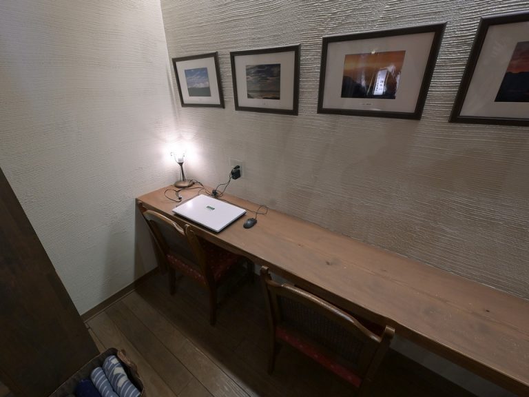 ビジネスセンター2(女性大浴場前の寛ぎスペースの奥にデスクとPCがありました)