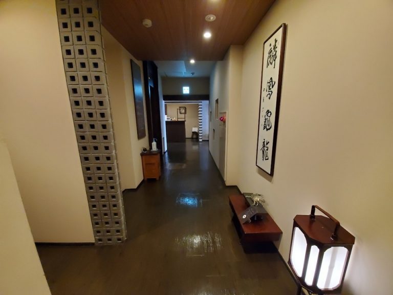 エレベーターホールとフロント