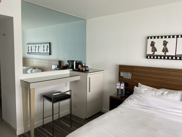 ベッドサイドにはバーコーナーがありました