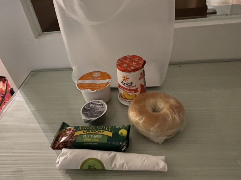 IHGメンバーは申し出たらフロントでグラブアンドゴーで簡単な朝食がいただけます。(私はマリオット会員だったのでなかったのですがお友達がメンバーだったので写真ようにくれました)