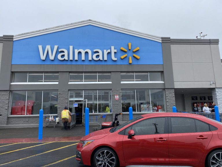 ウォルマートが近くにありました