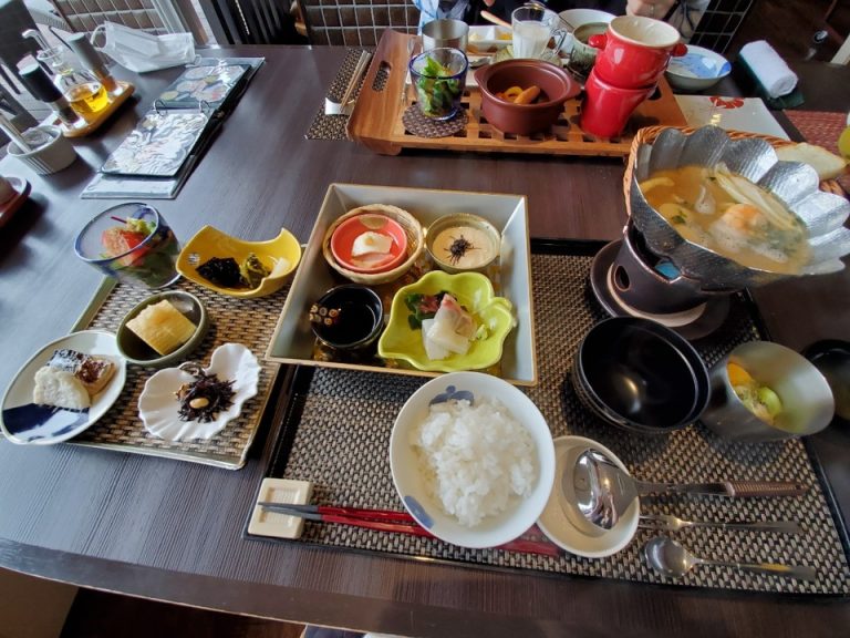 和食は二段のお膳に豪華な海鮮味噌汁