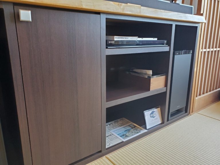 左の扉を開けるとグラス類が