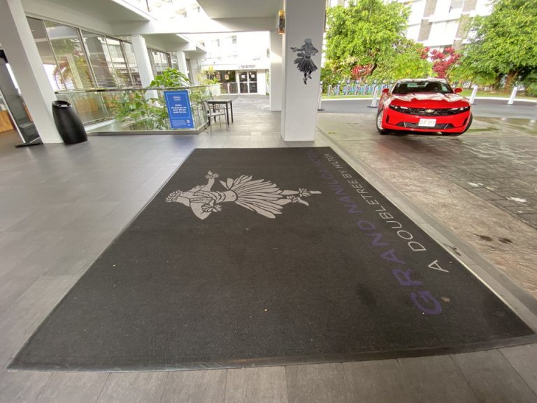 大きくインパクトあるエントランスマット