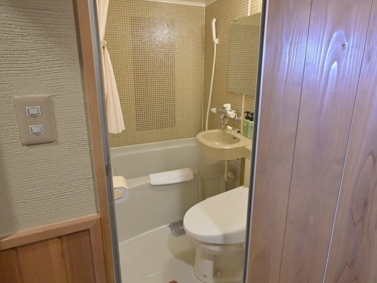 バスルーム入口から全景