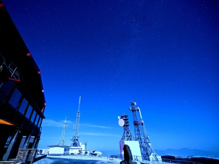 ホテル前で見る夜景(うっすら天の川も見えてます。中央縦)