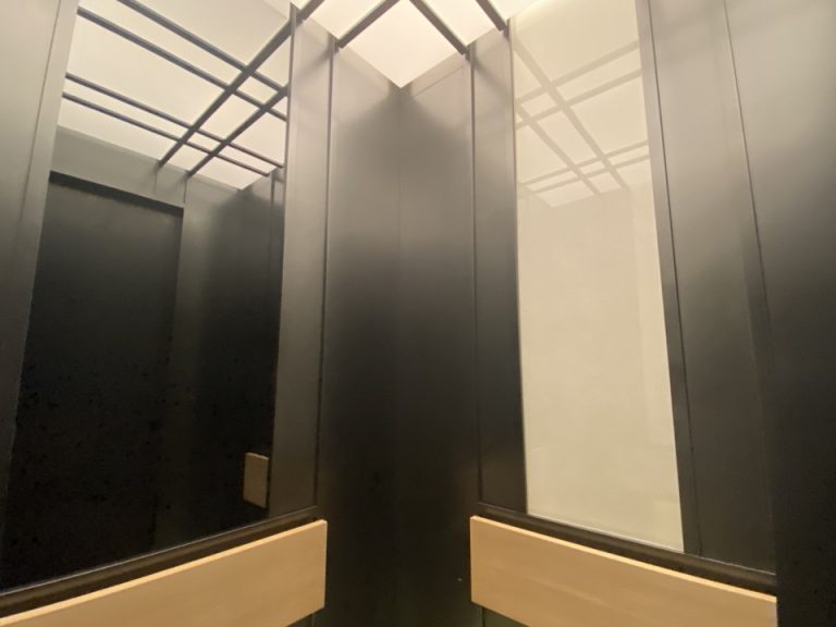 エレベーター内観2