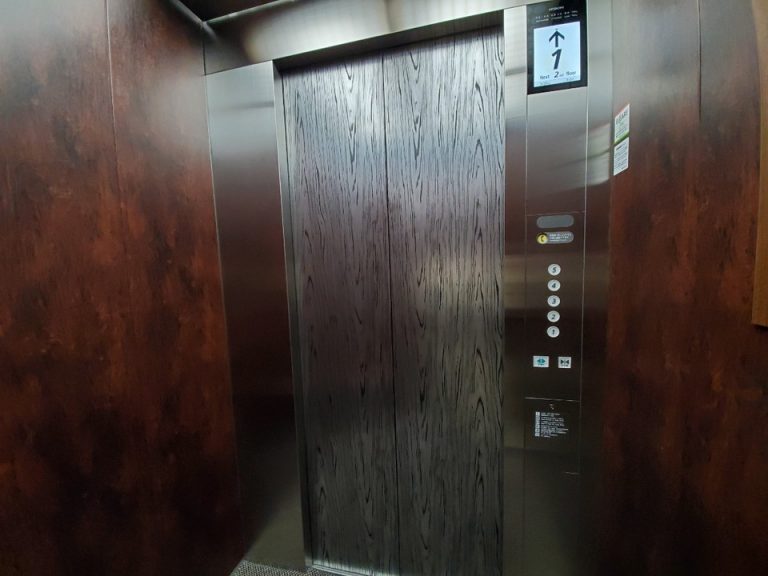 エレベーター内部