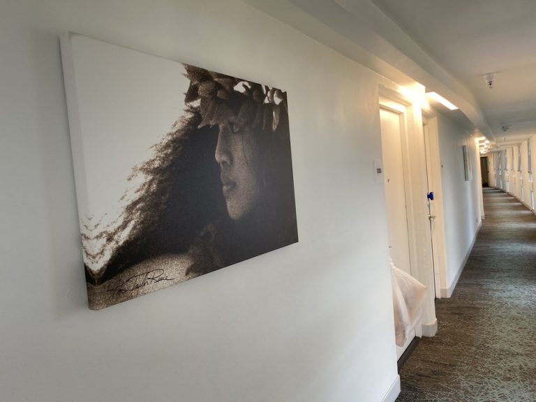 通路にはこのように絵が掲げられていました