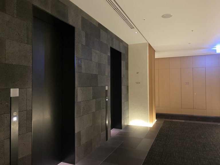 エレベーター外観2