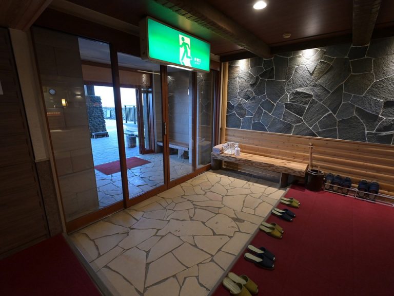 エントランス内観