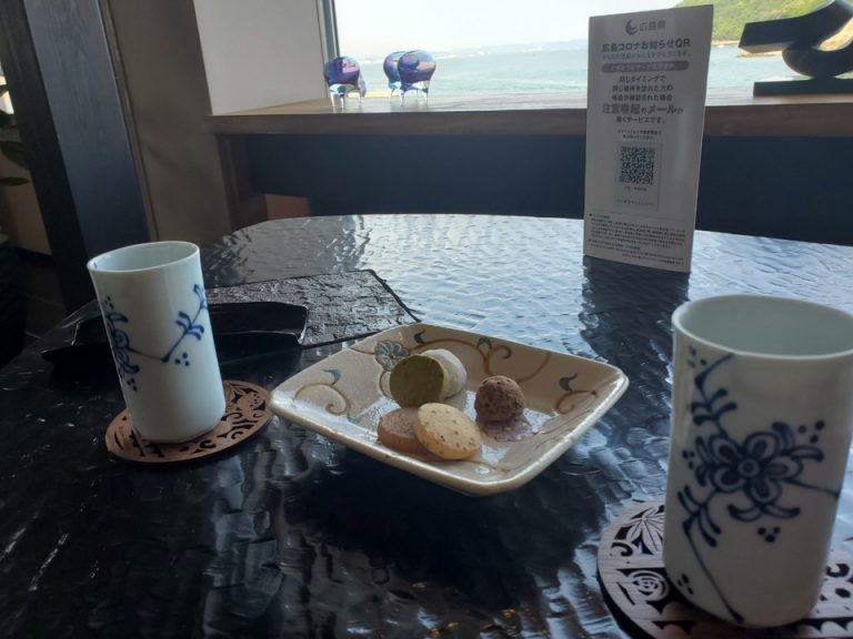 チェックイン時にお菓子とお茶をいただきました