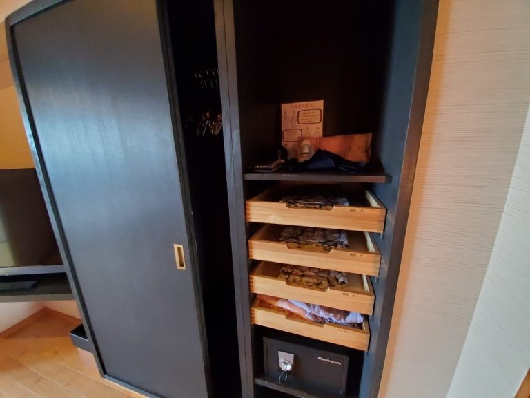 左側はハンガー、右側は浴衣セット、ベープ、パジャマ、タオル