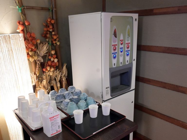 館内の寛ぎスペースの近くにはドリンクが用意されています