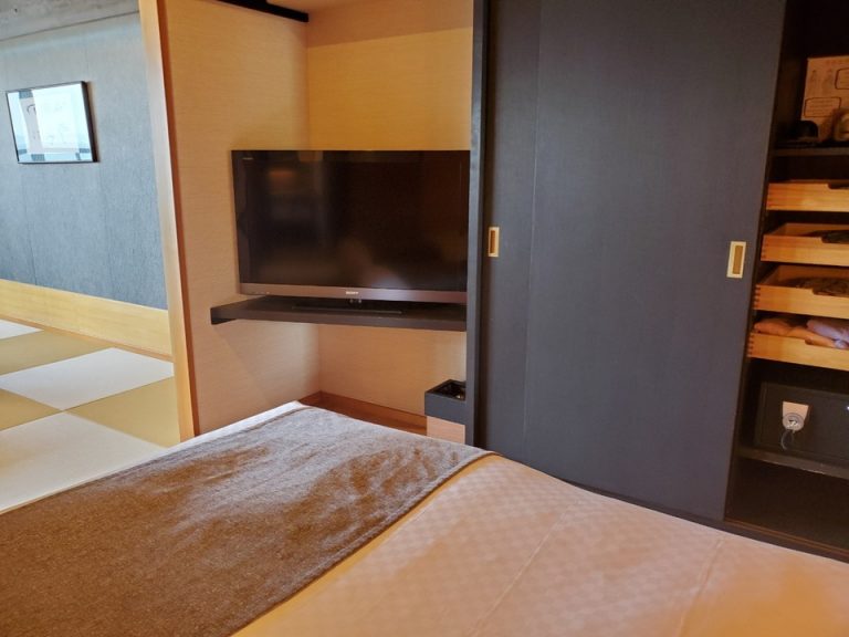 ベッド側からテレビ