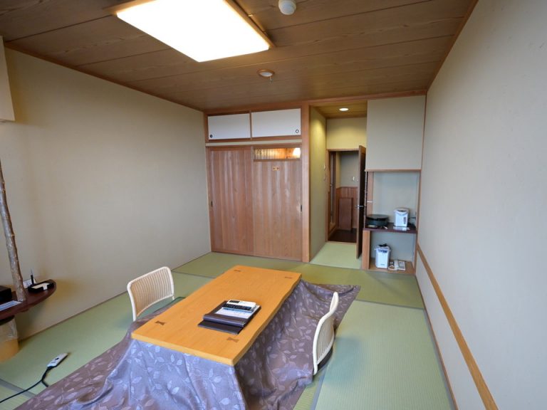 客室全体(入口方向)