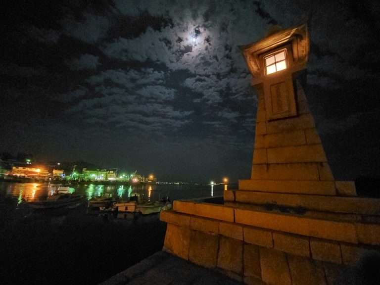 夜の常夜灯はノスタルジックな雰囲気