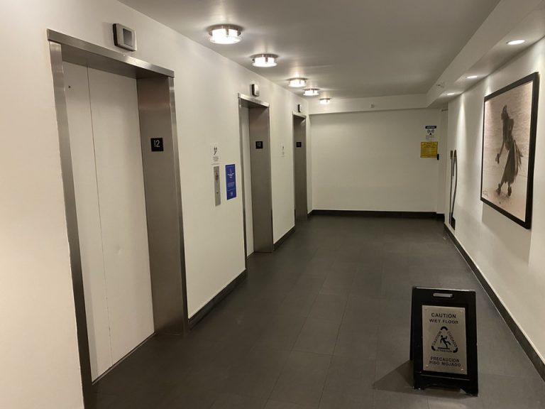 宿泊階エレベーターホール(1)