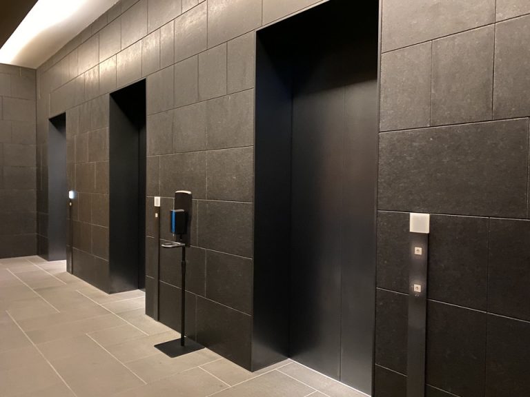 エレベーター外観1