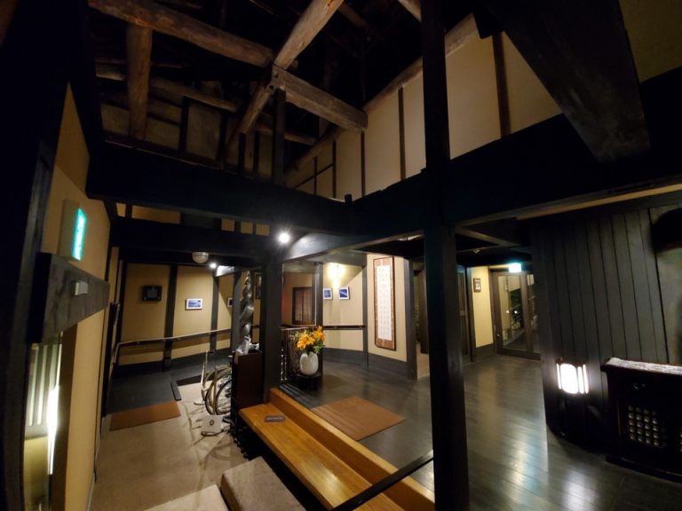 正面玄関口。スロープもあり