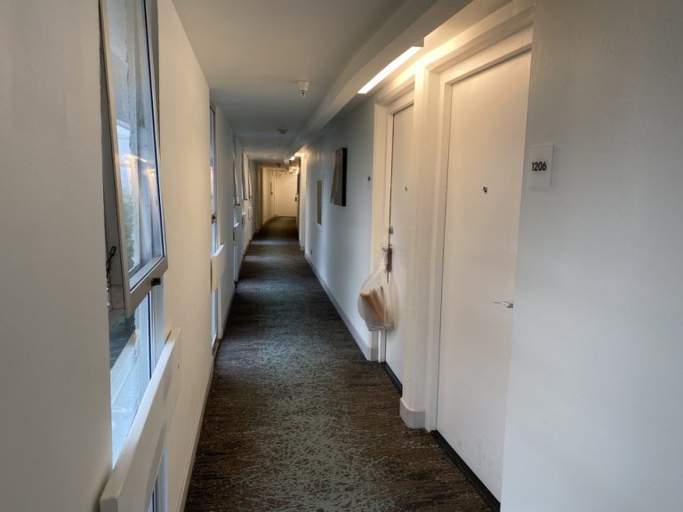 客室扉に追加リクエストしたハンガーがかかっていました