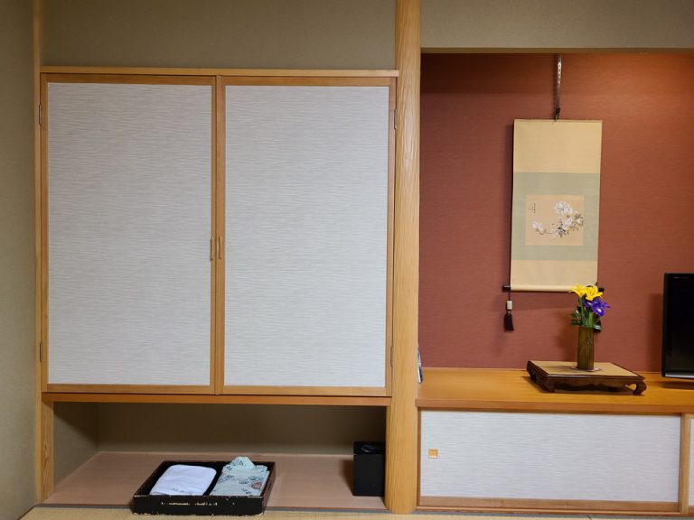 クローゼット外観(閉じた状態)