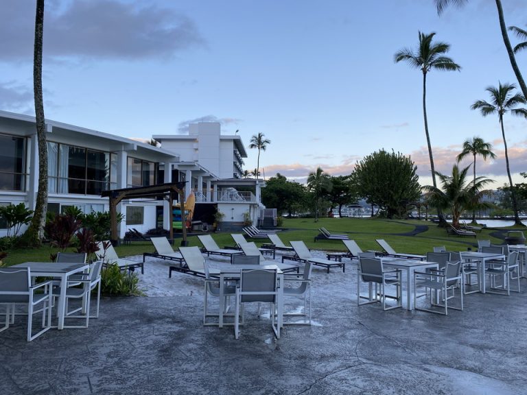 サンライズ直後のプールサイド