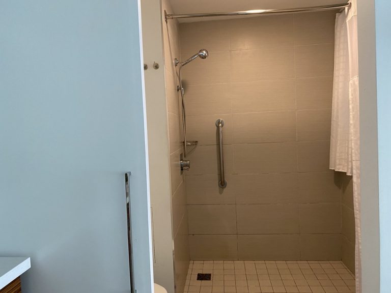 シャワールームには手すりもついていました