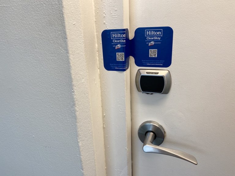 チェックイン時にはこのようにクリーンアップ済みのテープが貼られていました。