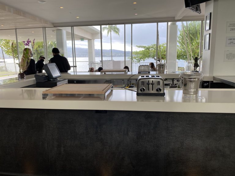 本来はバー(コロナでクローズ)朝はトーストが置かれて自由に使えるようになっています