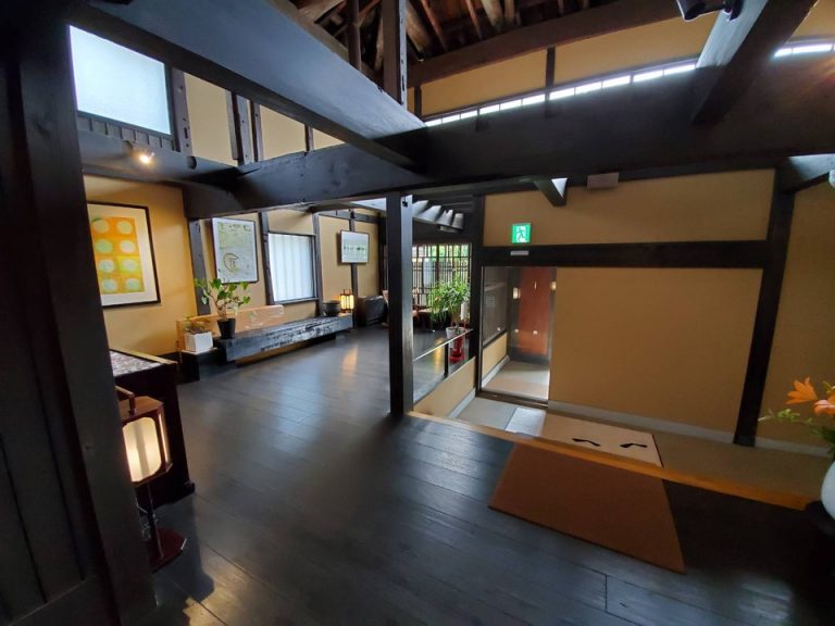 渡り廊下側から正面玄関口