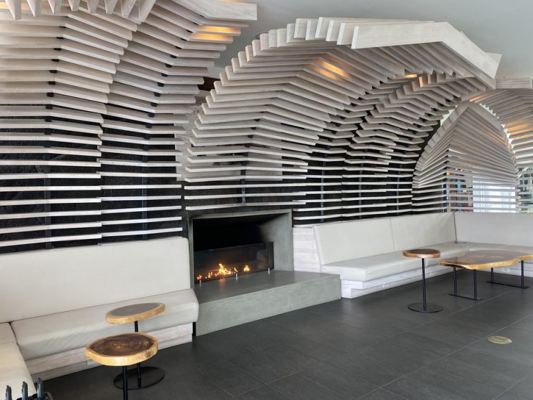 フロントには暖炉もありました