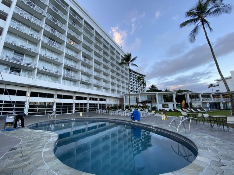 プールとホテル。手前はオーシャンフロントルーム