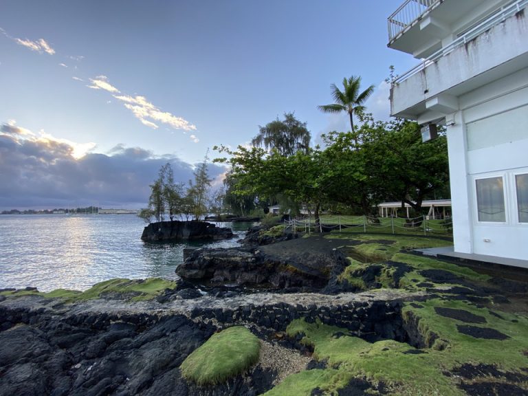 ホテル周りは溶岩が溶けて剥き出しの岩が沢山