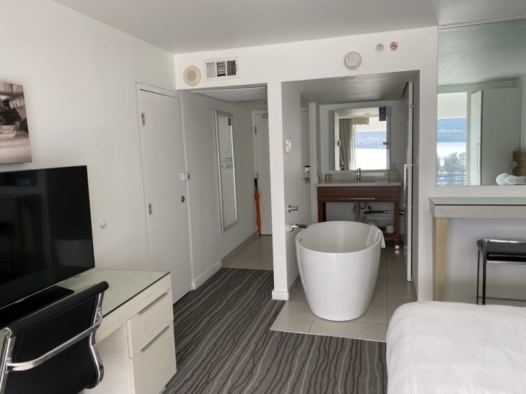 客室おくから入り口にかけて