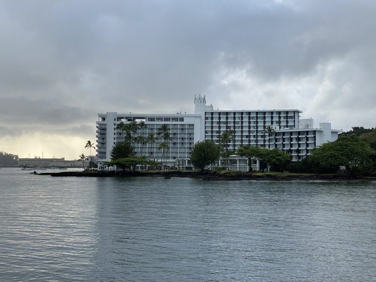 残念ながら終日ほとんどこのようなお天気でした。ホテル外観