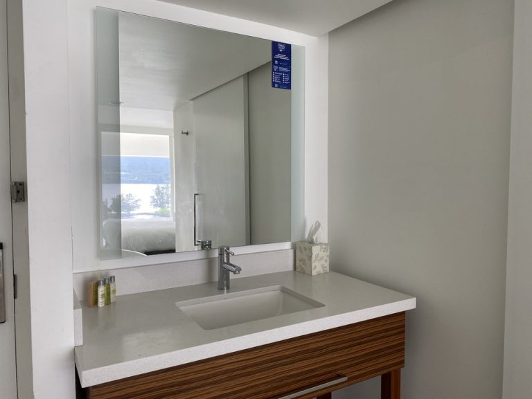 洗面カウンターはトイレと独立していました