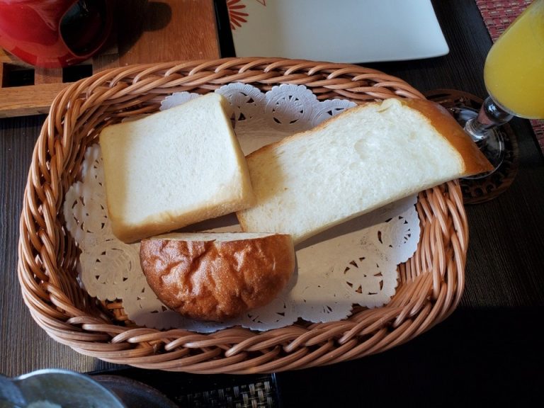 洋食のパンは3種類(おかわり可)