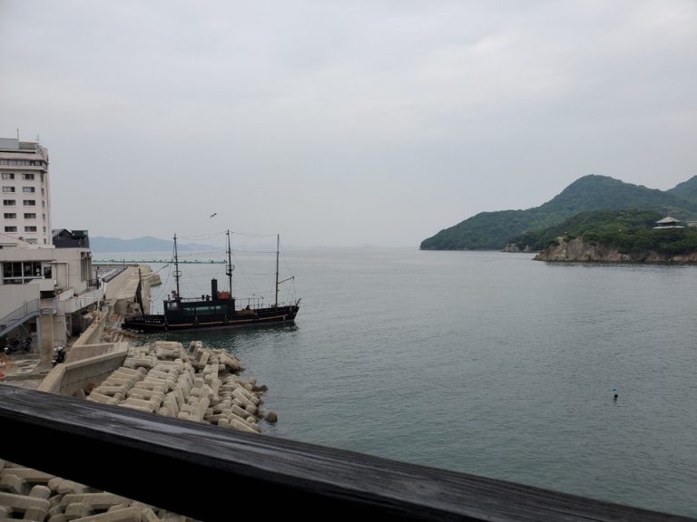 客室の位置によってはいろは丸の船着き場や道路が見えます