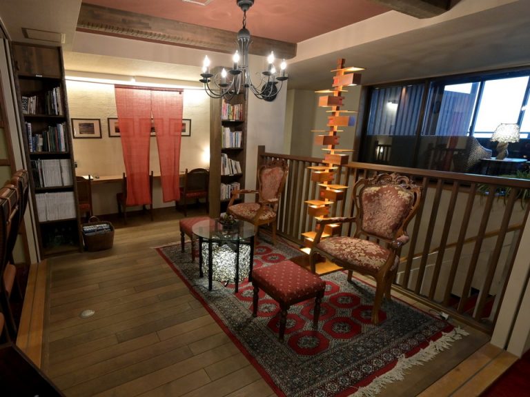 ビジネスセンター1(女性大浴場前の寛ぎスペースの奥にデスクとPCがありました)