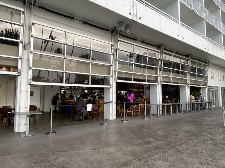 プールサイドから見たレストランフラフラズ