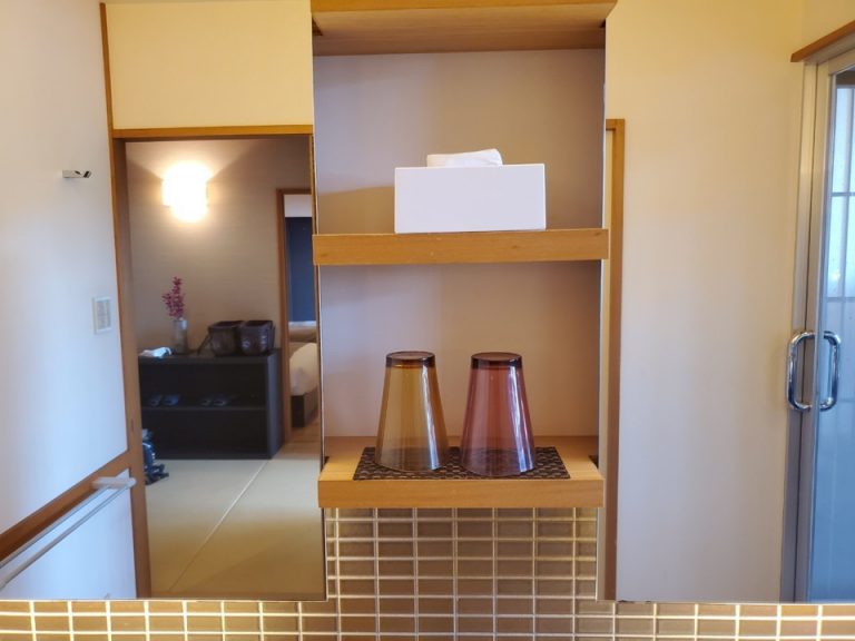 洗面台のコップもお洒落な色合い